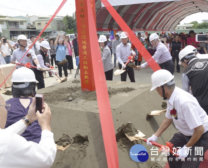 北港溪魅力河段環境營造工程由縣長李進勇、水利署長賴建信、立委蘇治芬、鎮長張勝智等人持鏟動土,將為北港古鎮注入繁榮發展的新活力。(記者陳昭宗拍攝)