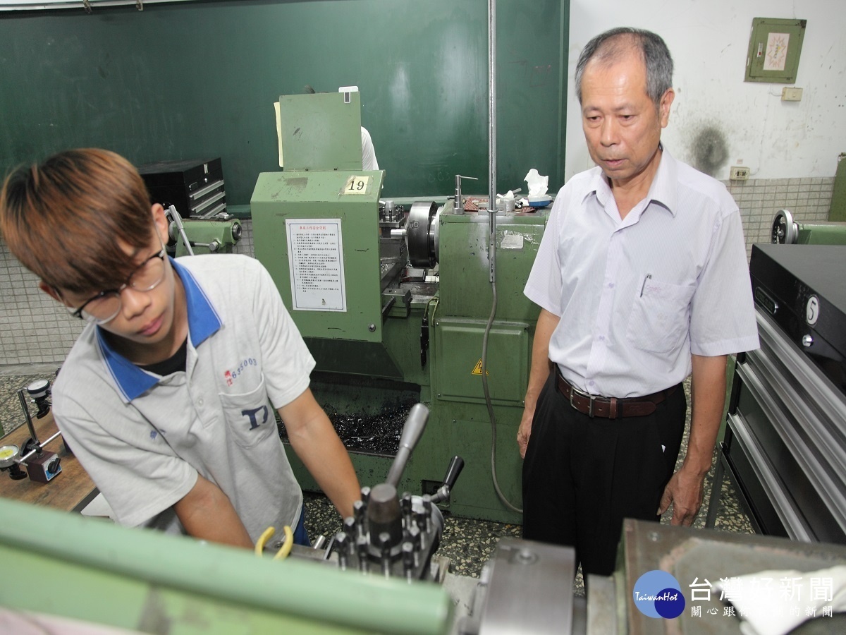 讓技職翻轉弱勢生未來理念 達德主任黃聰文榮獲師鐸獎