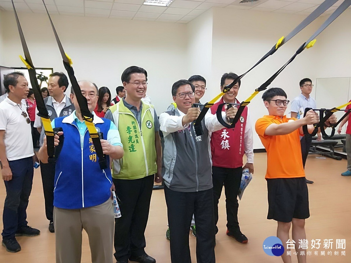 桃園市長鄭文燦視察「南平運動中心」,親自檢測中心的運動設施。