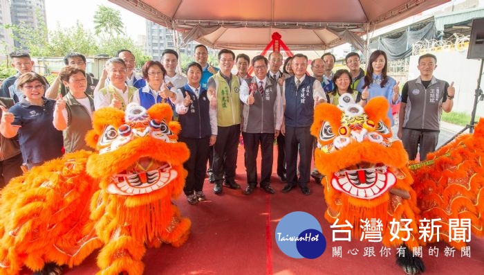鄭市長表示,預計今(107)年11月完工,未來在國際路、中山路之間將增加一條便道,讓地方居民更加方便。