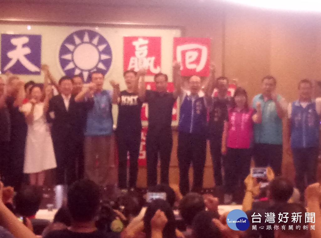 國民黨辦藍天贏回再現桃園共識營活動,花蓮縣長傅崑萁夫婦趕至相挺,場面熱烈
