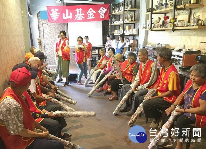 華山莿桐愛心天使站慶祝建站七週年,在「莿桐芒果戲院」舉辦感恩茶會,邀請獨居長輩、義工與社區鄉親同樂。(記者陳昭宗拍攝)