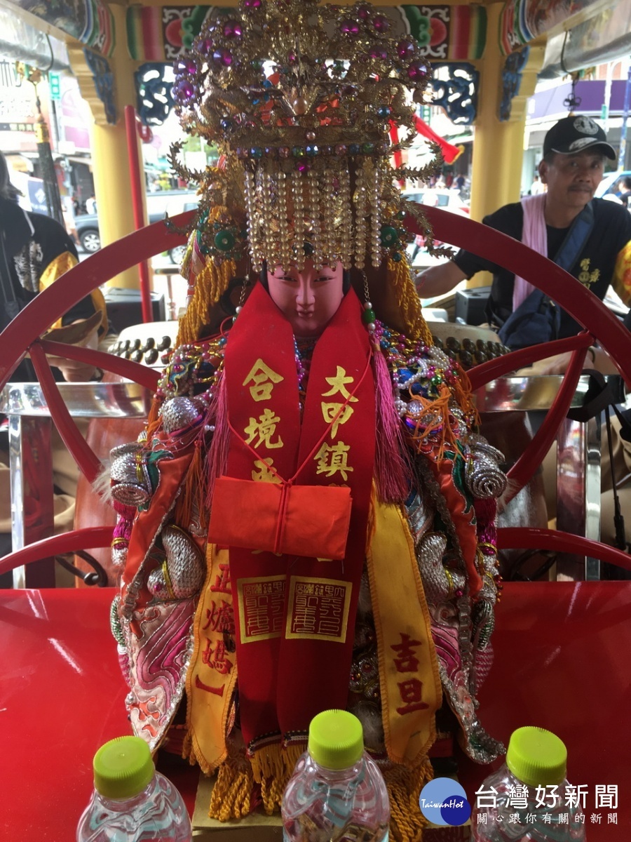 大甲鎮瀾宮出動醫療媽坐鎮。(記者扶小萍攝)