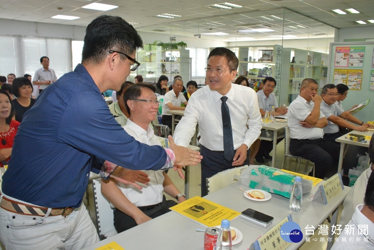 首長走動式服務暨企業座談中，縣長魏明谷與廠商代表致意。