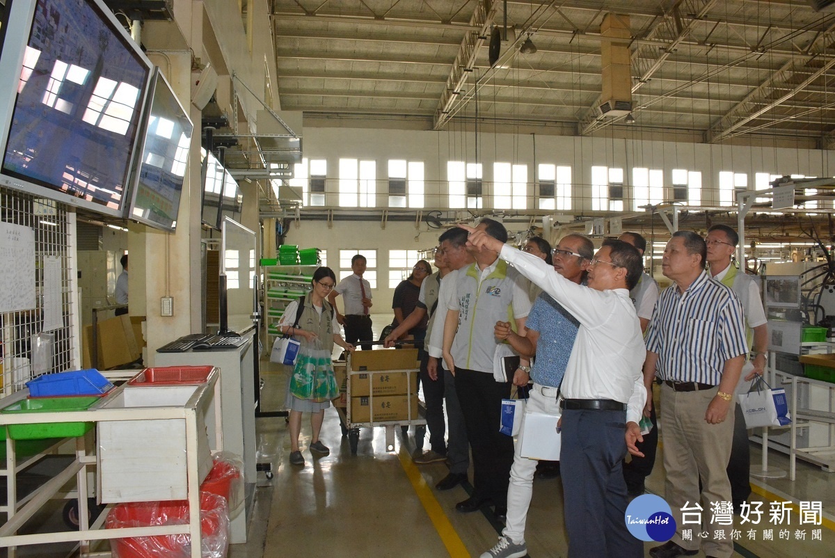 首長走動式服務暨企業座談會後，縣長魏明谷參觀工廠的生產線。