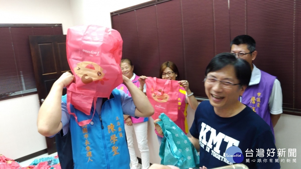 陳學聖(左)反諷,環保袋如果太多,可以罩在臉上防空污。