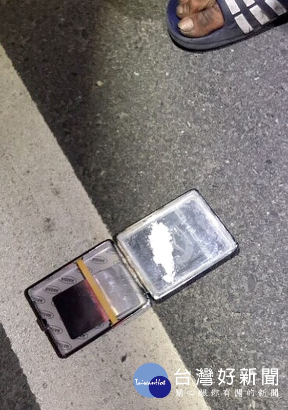 男子行跡鬼祟遭警方攔查,由於車內飄散濃濃K味,遂坦承吸食毒品K它命,更起獲毒咖啡包等違禁品,依法送辦。(記者陳昭宗拍攝)
