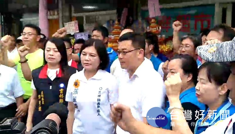 國民黨雲林縣黨部主委許宇甄、縣長參選人張麗善及許多支持者到場聲援林聖爵議員,痛批司法淪為政治打手。(記者陳昭宗拍攝)