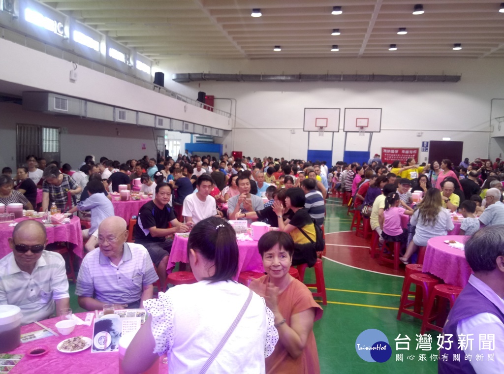 大溪區二十九位模範父親接受市長表揚,中午並辦理農特產品美食品嚐。