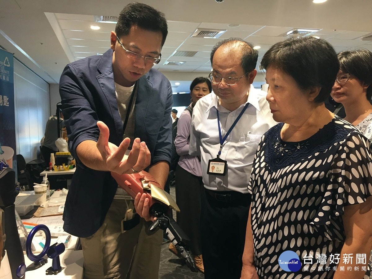 發展署署長黃秋桂參觀展出攤位,與創客對創作的作品進行交流。