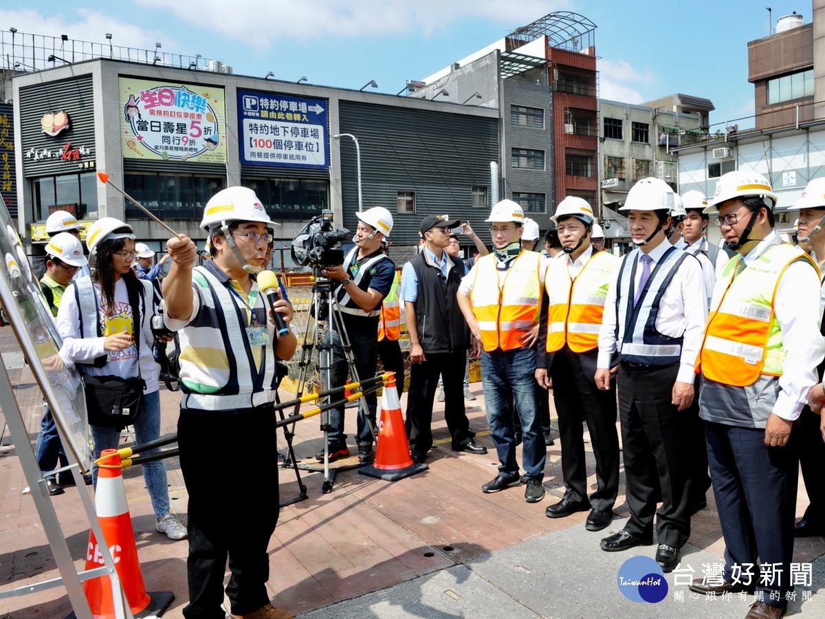 行政院長賴清德視察桃園機場捷運延伸線A22站工程進度時,聽取現場簡報。
