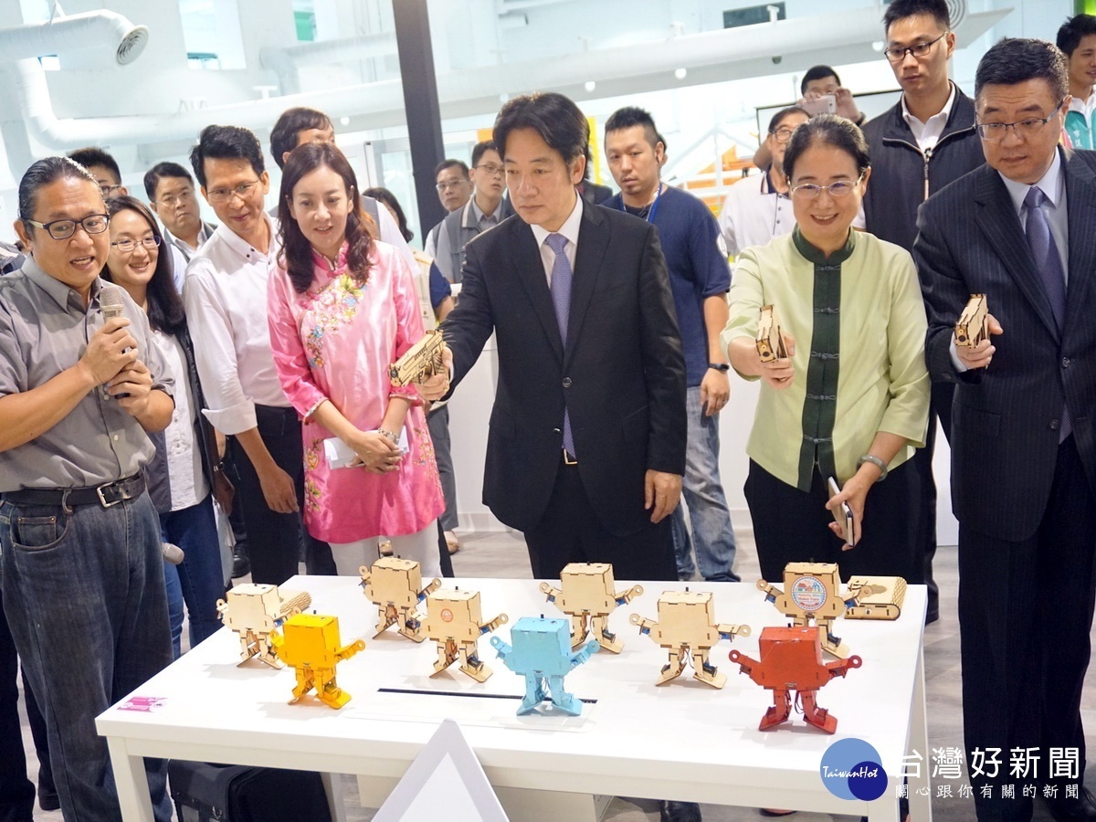 行政院長賴清德訪視新明青創基地時,與立委陳賴素美、政院秘書長卓榮泰玩起青創產品玩具雷射槍。