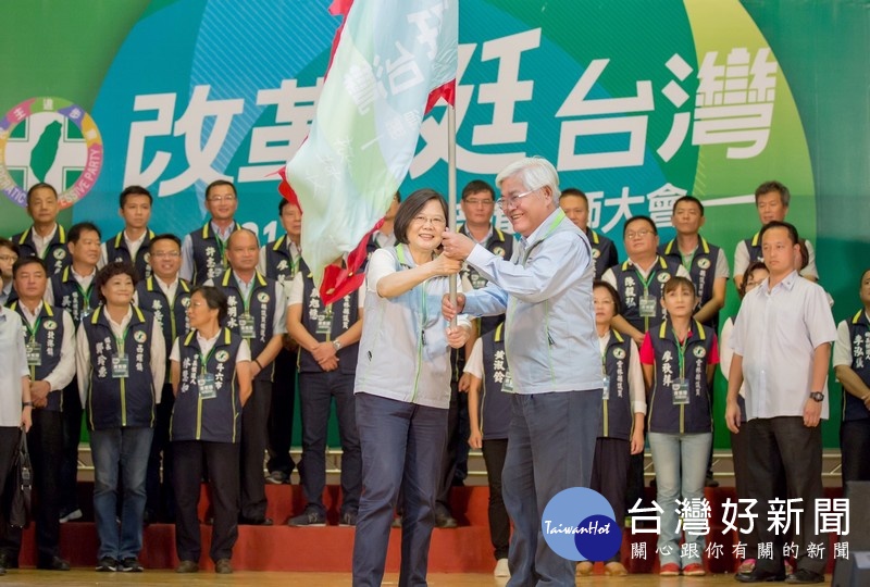 民進黨「改革挺台灣」候選人授旗誓師大會,由黨主席蔡英文總統授旗給競選連任的縣長李進勇及黨提名縣市議員、鄉鎮市長等參選人,呼籲鄉親繼續支持,讓正直的路來照顧雲林。