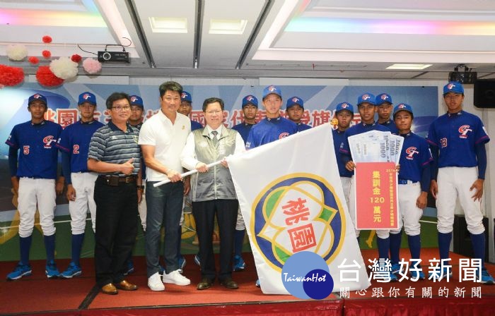 鄭市長頒發國家代表隊集訓金新台幣270萬元。