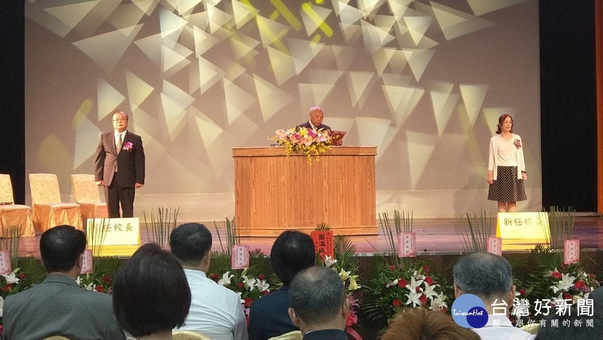 永平工商黃耀祿校長(左)退休,由教務主任蔣香蘭(右)接任,交接儀式由永平工商董事長朱仁才(中)主持。