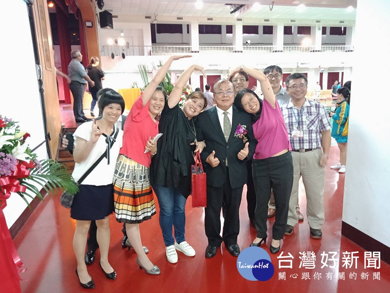 珍惜最後相聚時刻,教職員爭相與將退休離去的校長黃耀祿合影。