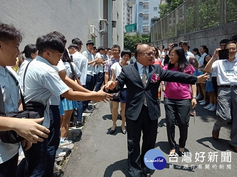 永平工商同學夾道歡送，步出學校的退休校長黃耀祿。