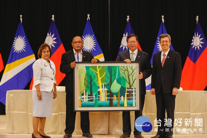 鄭市長贈送米路哈勇「生命樹」作為簽約禮