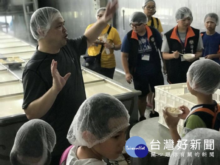 衛生局王文彥局長表示,今年首次帶領學童深入豆製品工廠,希望食安知識結合在地文化,讓大家都成為食安小先鋒。