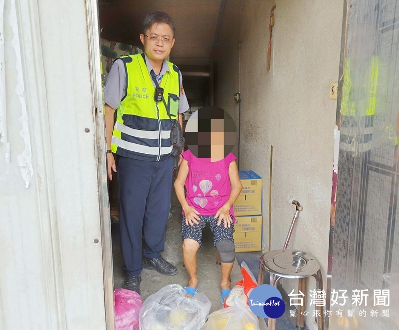 惠來所員警每月均結合民間慈善團體,透過勤查關懷轄內弱勢族群,致贈民生用品及提供必要協助,深獲社區民眾肯定讚許。