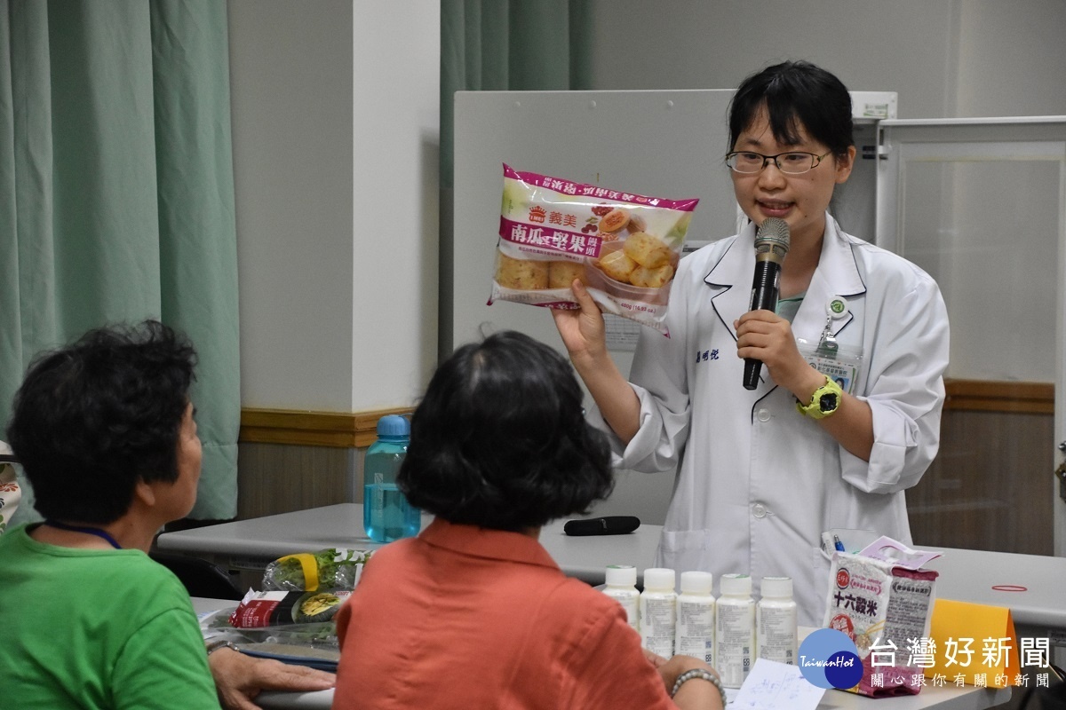 彰基營養師劉明悅進行「三好一巧，吃出新食力」健康講座。