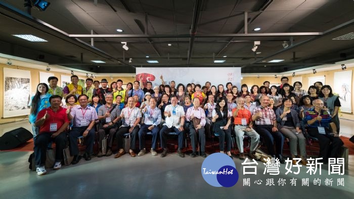 桃園市長鄭文燦前往文化局，出席《2018桃園市美術家邀請展》開幕記者會。