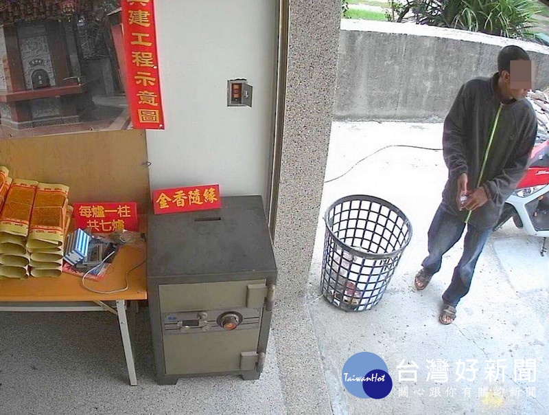 慣竊雖騎乘懸掛偷來車牌的機車逃避查緝,但下手偷取香油錢的過程全被廟內監視器清楚拍下,警方迅即逮人。(記者陳昭宗拍攝)