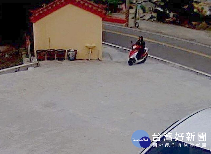 慣竊雖騎乘懸掛偷來車牌的機車逃避查緝,但下手偷取香油錢的過程全被廟內監視器清楚拍下,警方迅即逮人。(記者陳昭宗拍攝)
