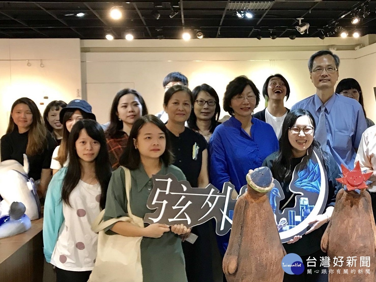 大葉大學時大工房藝術創作聯展在彰化生活美學館展出「弦外」,館長尹彙武與吳汶錡系主任以及參與創作學生合影。