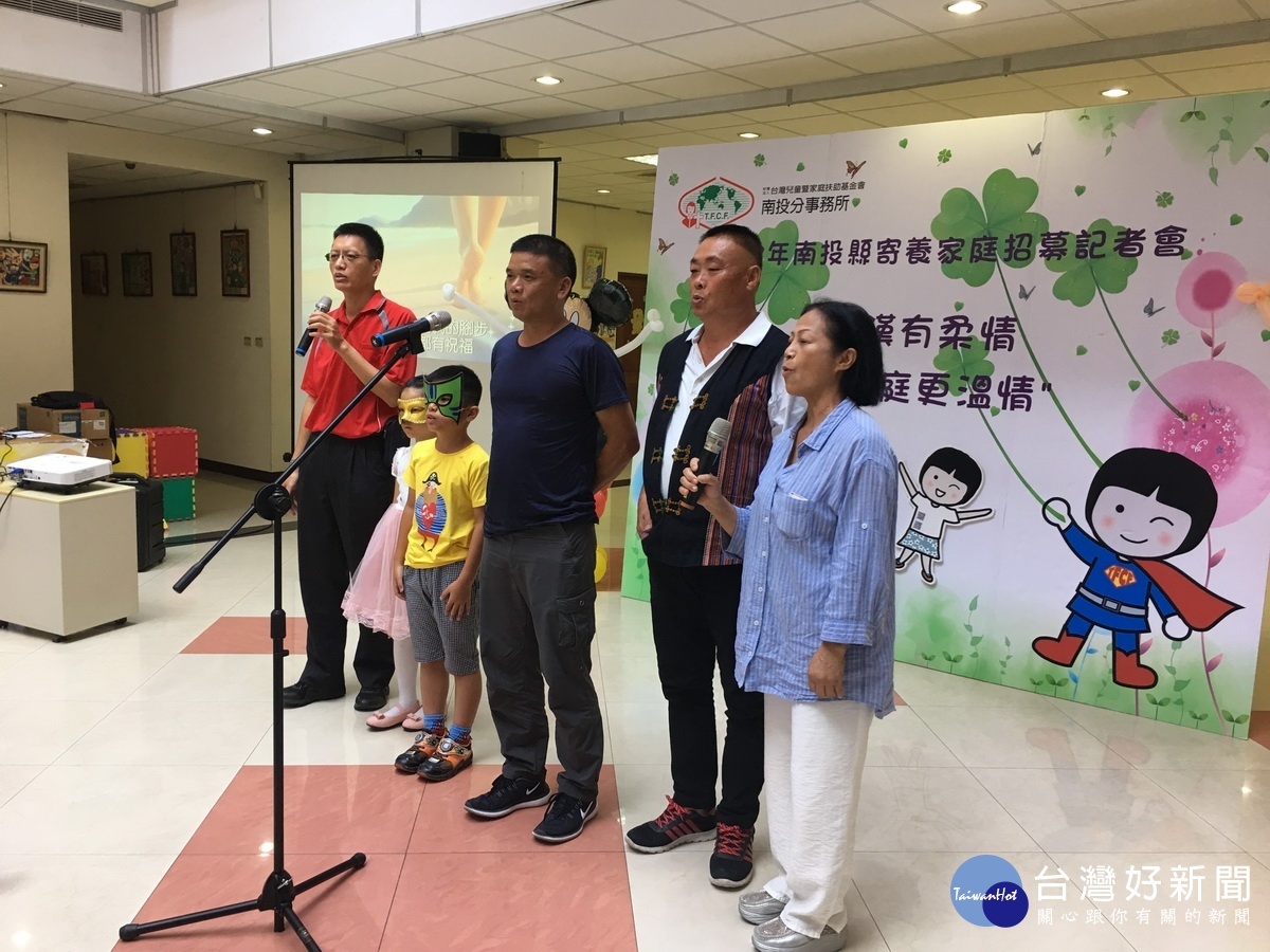 寄養家庭代表唱「腳步」。(記者扶小萍攝)