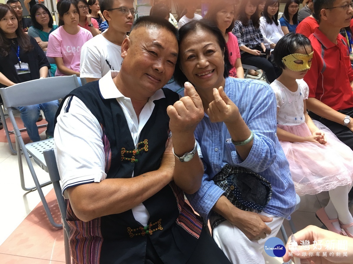 石家夫婦十餘年來擔任寄養家庭幫助不少孩子。(記者扶小萍攝)