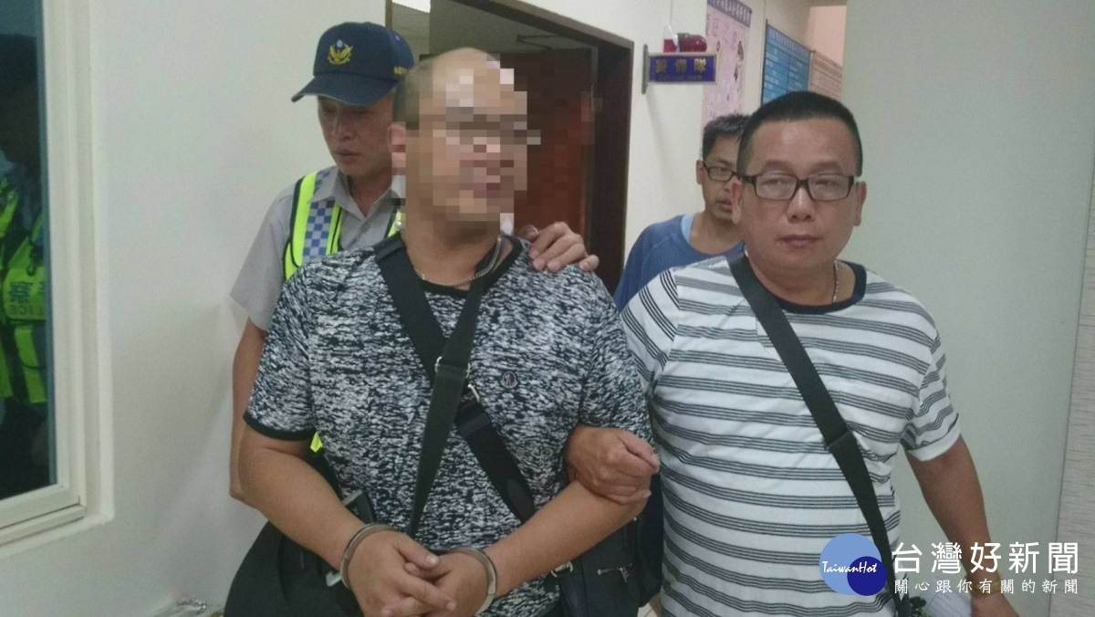 專案人員埋伏等待,趁著嫌疑人林姓男子開門外出之際,一擁而上將其拘提、逮捕。