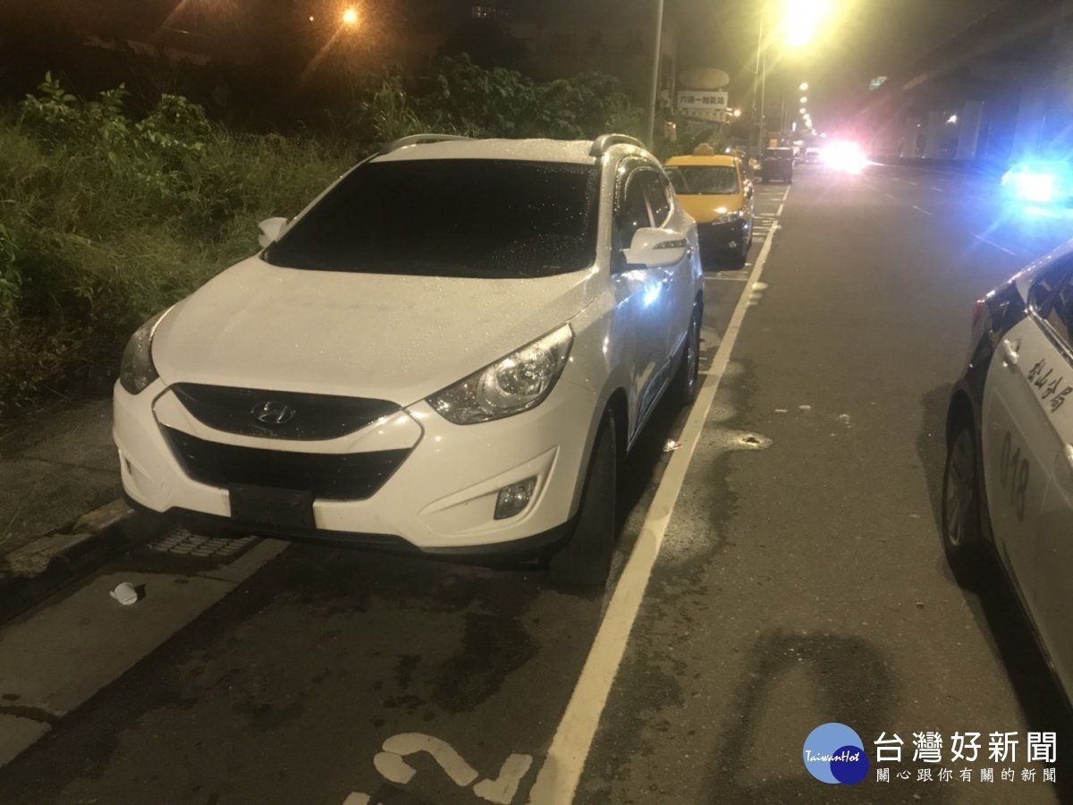 專案人員埋伏等待,趁著嫌疑人林姓男子開門外出之際,一擁而上將其拘提、逮捕。