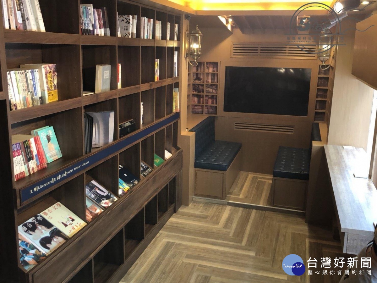 北市圖行動書車進駐兒童新樂園 提供民眾隨車閱讀