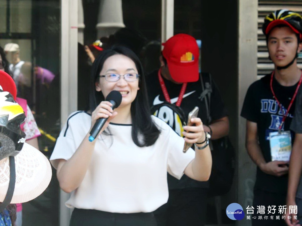 青年局長顏蔚慈在「騎趣富岡夏令營」中與青年朋友們說明公民參與地方事務的精神。