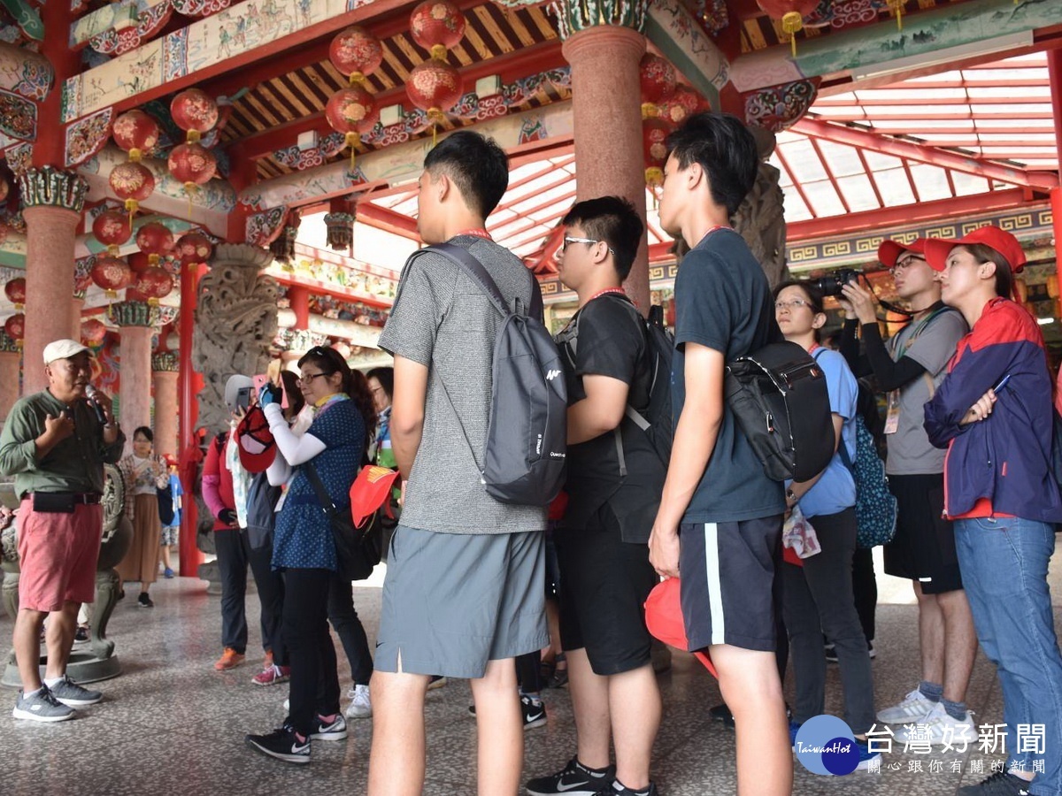 「騎趣富岡夏令營」中青年朋友在寺廟中巡禮。