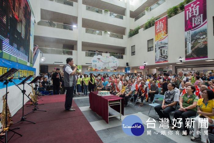 鄭市長鼓勵獲獎父親要當個健康快樂的爸爸,去做想做的事,也祝福模範父親們父親節快樂。
