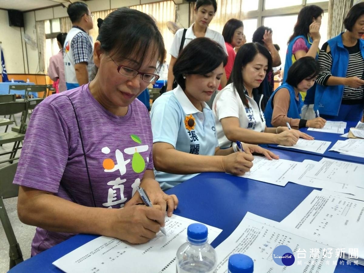 張麗善、謝淑亞、許宇甄以不到一分鐘時間完成簽署書,呼籲用一分鐘連署公投,守護未來。