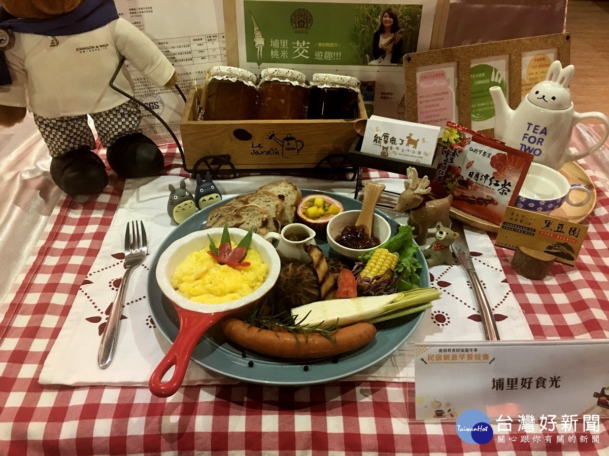 各家業者推出不同風格早餐。(記者扶小萍攝)