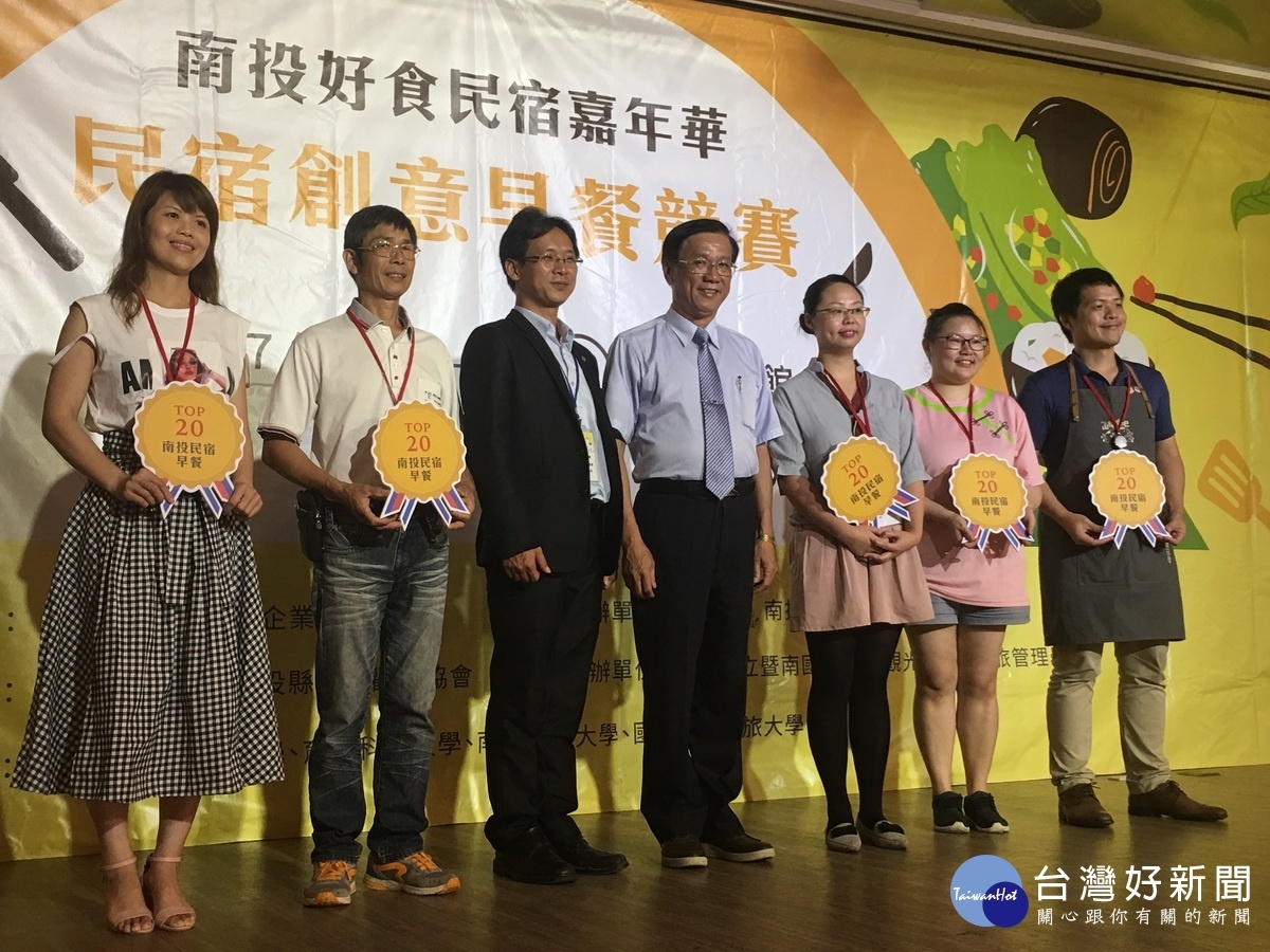 林縣長為獲獎業者頒獎章。(記者扶小萍攝)