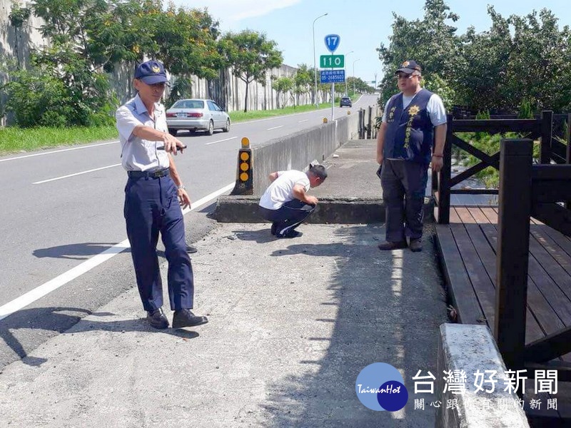 婦人無照騎車自撞路邊水泥護欄後拋飛,當場失去生命跡象,送醫急救後仍回天乏術,警方將加強該路段交通安全勤務。
