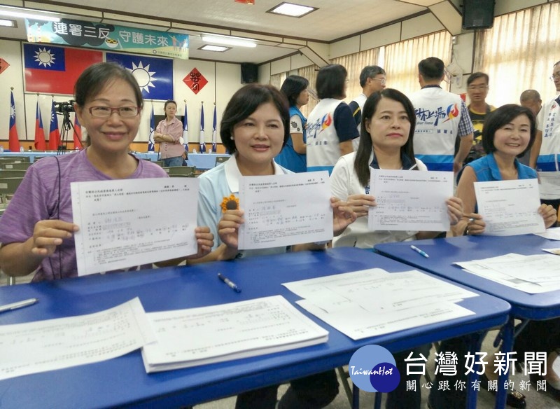雲林縣長候選人張麗善與黨部主委許宇甄、斗六市長謝淑亞說明三反公投案,邀全民不分黨派、一起支持參與連署。
