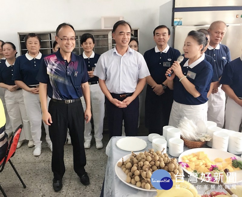 慈濟志工前往北港警分局透過量血壓、推廣健康蔬食活動,為員警獻上誠摯的關心,並傳達善心善行的環保信念。