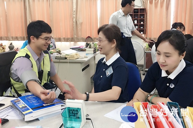 慈濟志工前往北港警分局透過量血壓、推廣健康蔬食活動,為員警獻上誠摯的關心,並傳達善心善行的環保信念。