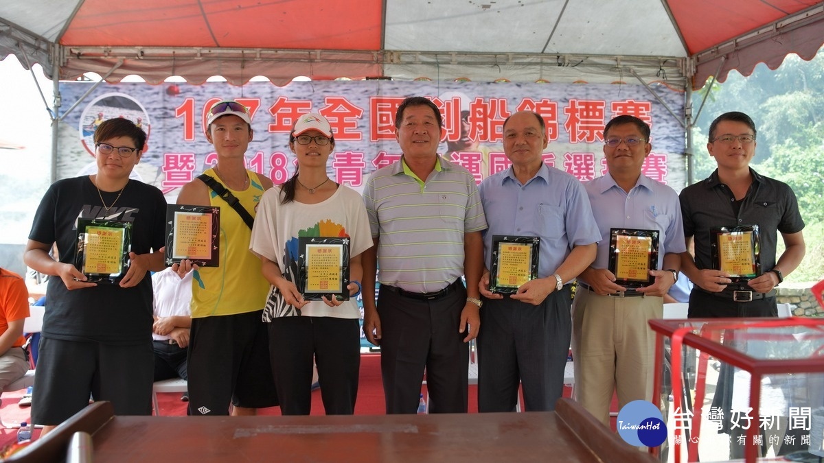 中華民國划船協會理事長洪瑞昌頒贈感謝狀給提供比賽協助之單位。