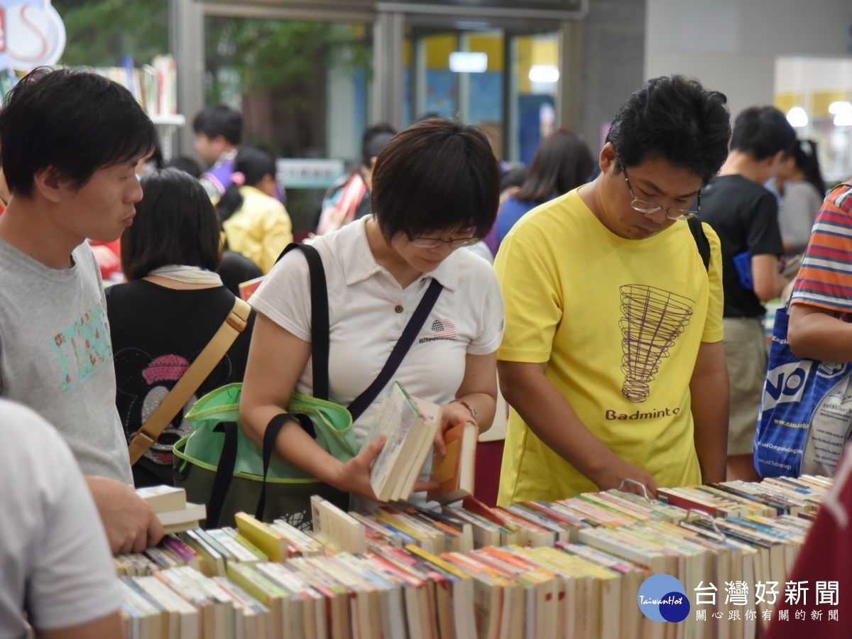 桃園市立圖書館提醒民眾帶著「換書卡」到新親子園遊會中挑選好書。