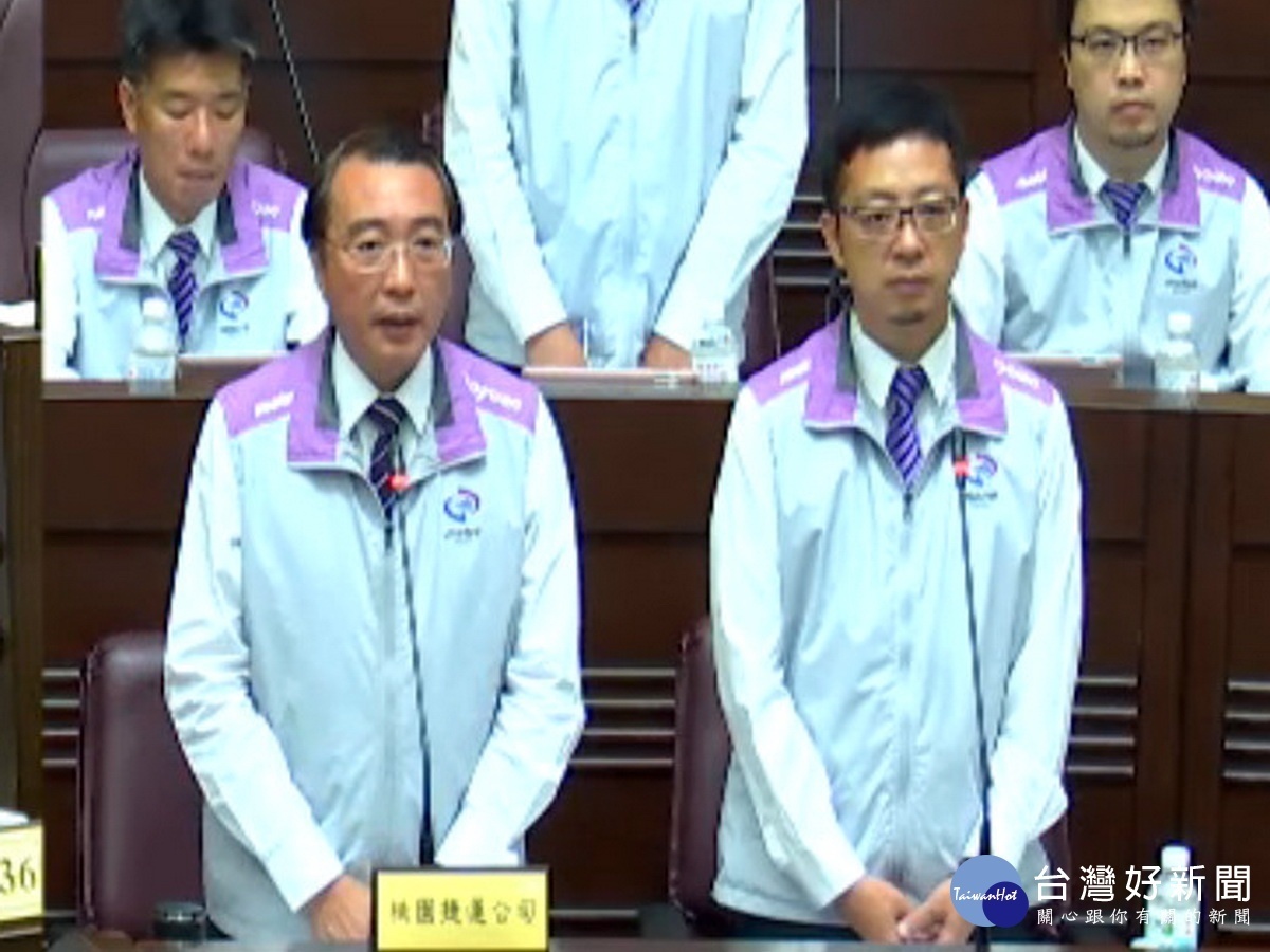 圖說:桃捷公司董事長劉坤億、總經理蒲鶴章於桃園市議會接受議員們質詢。