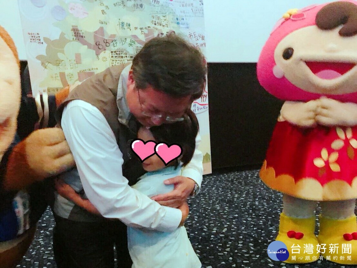 桃園市長鄭文燦出席「2018市長爸爸爆米花電影日」，與市府監護及安置的小朋友們共同看電影。