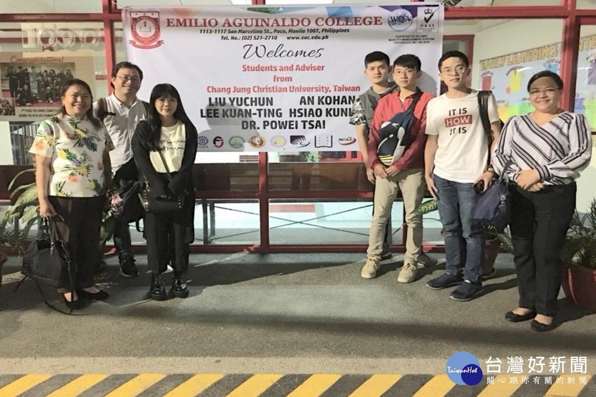 蔡博崴老師(左二)與4位實習學生抵達EAC,由EAC副校長 Dr. Ellen S.N. Salac(左一)和護理學院院長Maria Theresa T. Soriano(右一)接待。