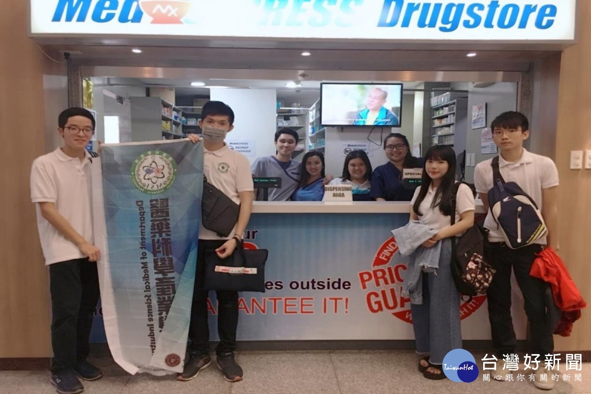Medical Center Manila臨床藥局藥師與長榮大學實習學生合影。